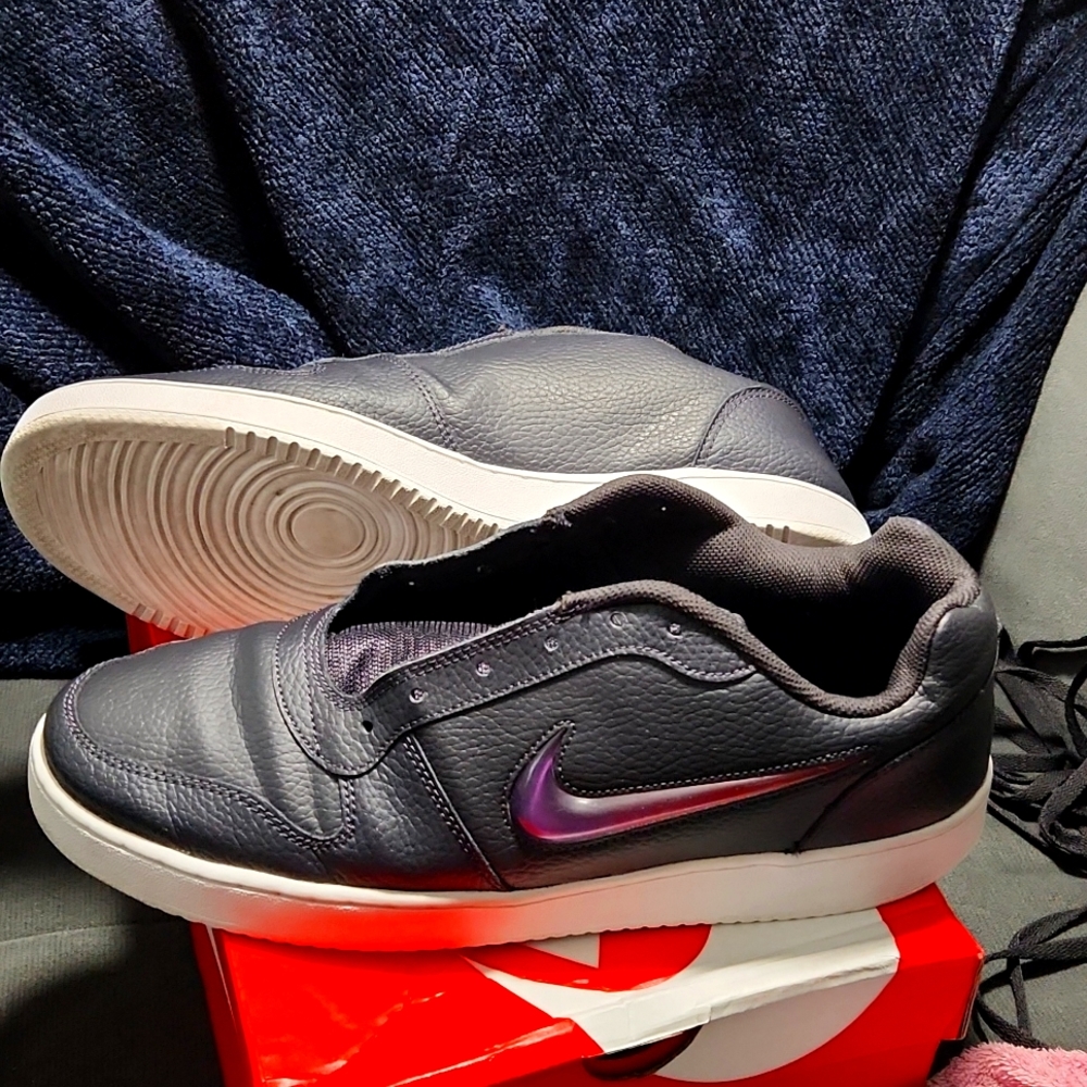 Nike Ebernon